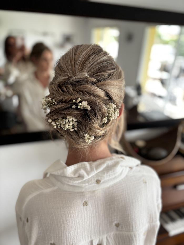 Chignon fleuri mariage