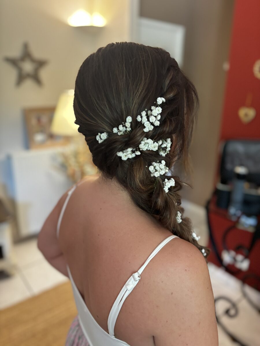 Chignon tressé fleurs blanches