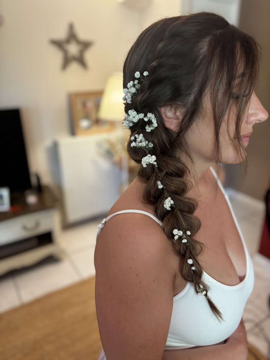 Tresse fleurie de profil