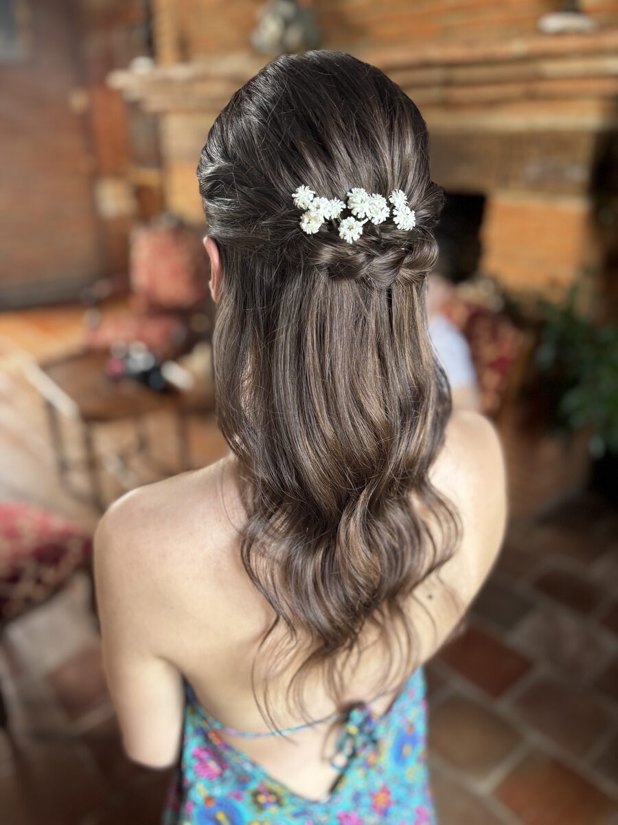Demi-attache fleurs blanches cheveux longs