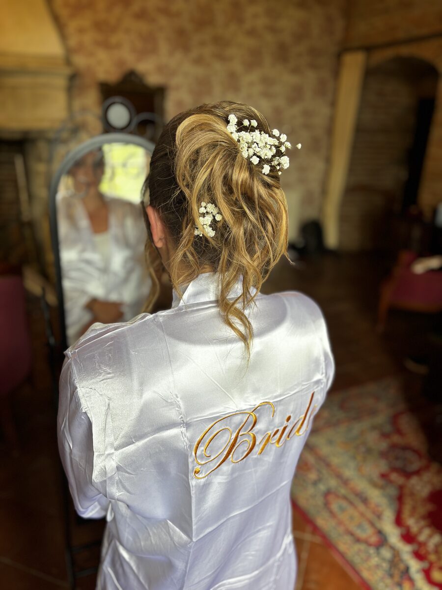 Chignon haut fleuri