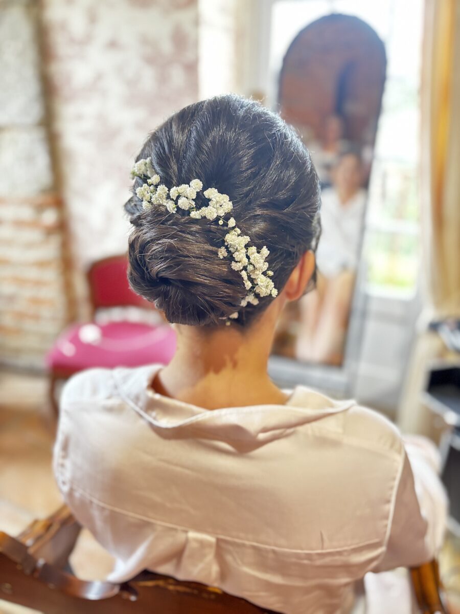 Chignon bas fleurs blanches