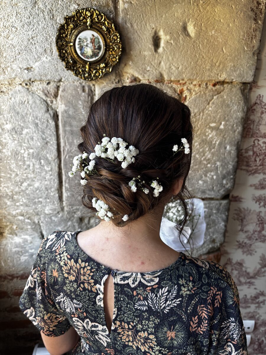 Chignon torsadé fleurs blanches